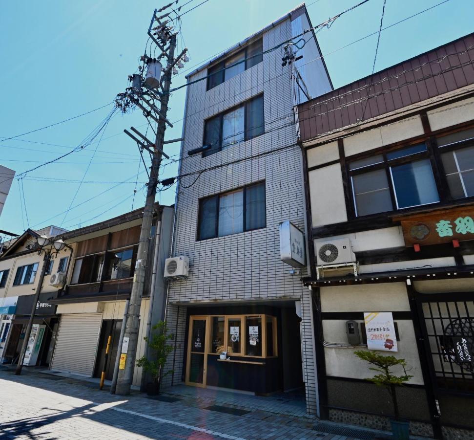 Manabi-Stay Takayama Sakura 提携駐車場利用可 古い町並みまで徒歩1分 最大9名宿泊可能な一等地で人工温泉を楽しむ Takayama (Gifu) Exterior foto